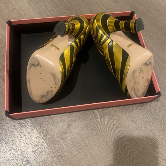 Gucci gold,black,pearl heels.Super edgy and sexy..Size 37, only worn twice. - Picture 3 of 5